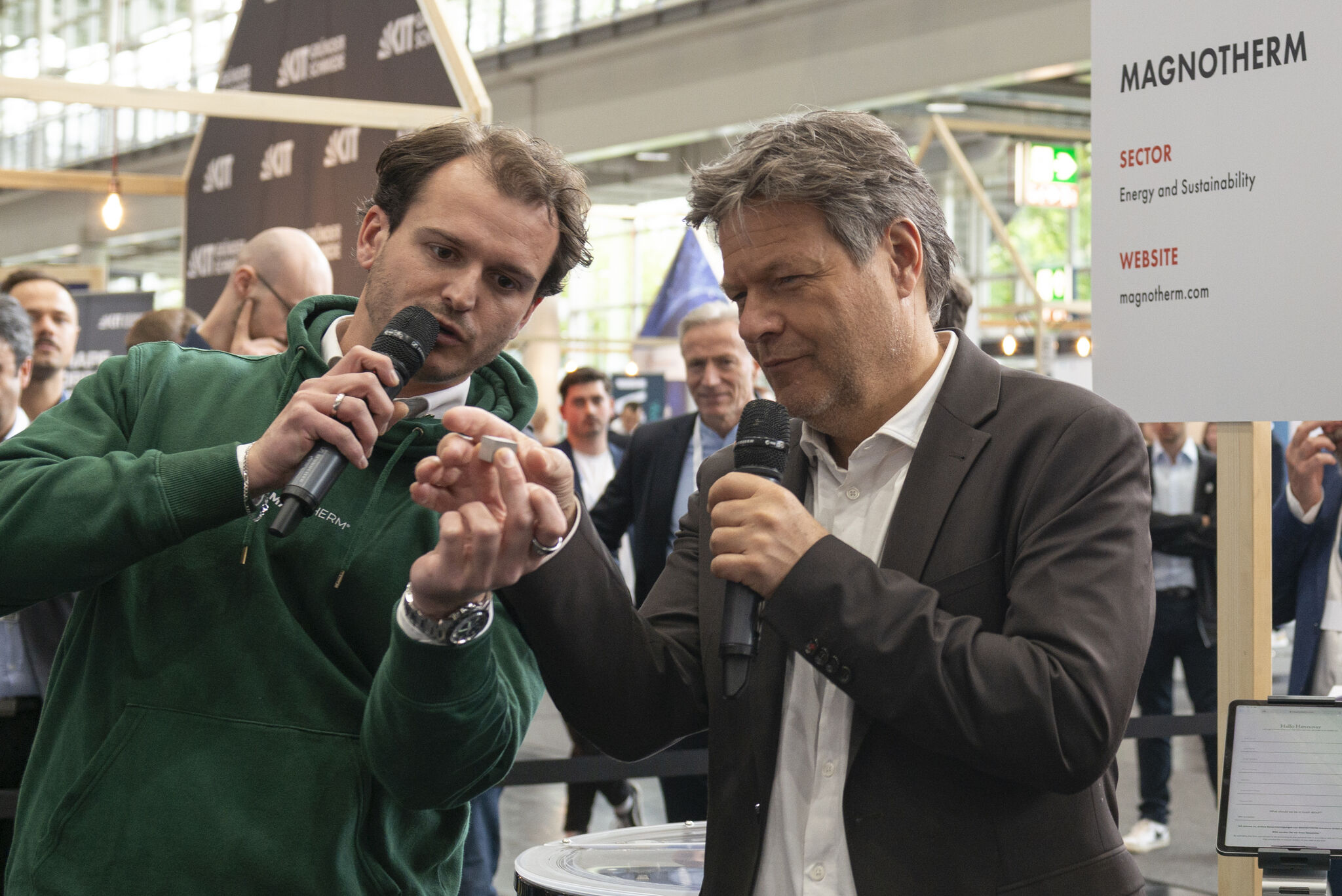 Timur Sirman und Vizekanzler Robert Habeck auf der Hannovermesse 2024